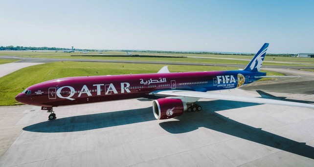 Qatar Airways Boeing 777 im FIFA-Look: Das Flugzeug wird auch nach der WM die Lackierung behalten.