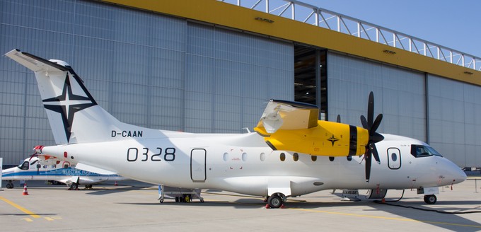 Zum Anlass stellte die Herstellerin DRA eine bisherige Dornier 328 am künftigen Produktionsstandort am Flughafen Leipzig/Halle aus.