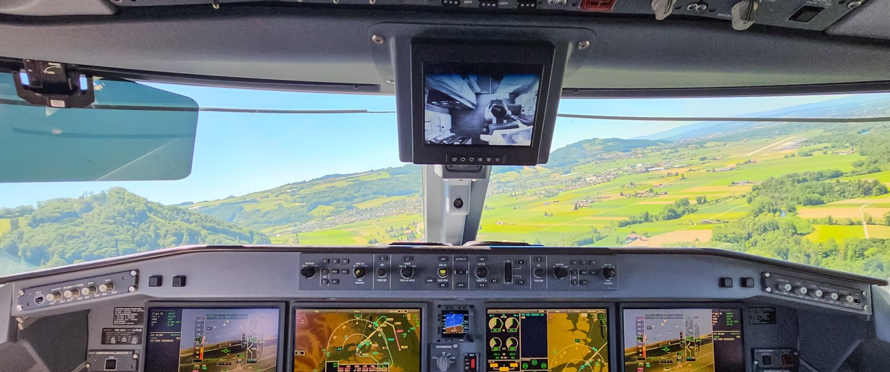 Anflug auf Bern: Links der Belpberg, rechts die Landebahn.