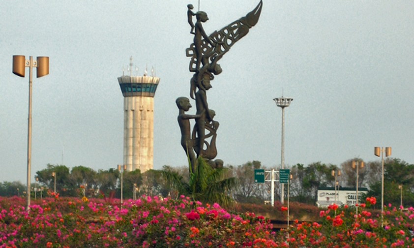 Der Kontrollturm des Soekarno-Hatta International Airports: Viel zu klein für den Passagieransturm.