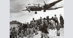 Berliner freuen sich 1948 über die Landung eines Rosinenbombers: Eine Gruppe will die Flieger 2019 zurückbringen.