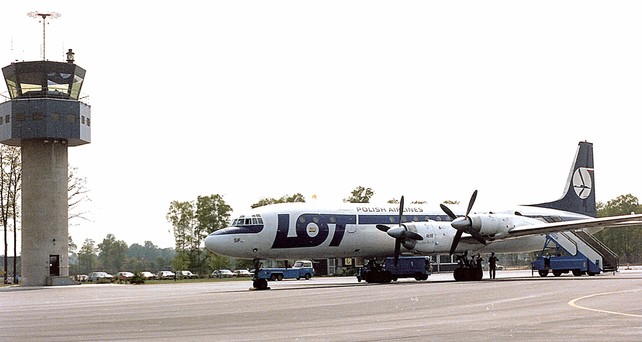 Ilyushin Il-18 von Lot in Münster/Osnabrück: Der viermotorige Flieger wurde schon in den 1980er-Jahren auf Charterflügen in die Bundesrepublik eingesetzt.