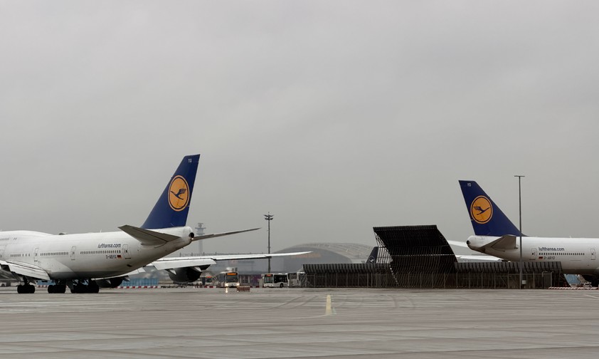 Zwei Boeing 747-8 von Lufthansa: D-ABYD und D-ABYG nebeneinander vor der Lufthansa Technik Halle in Frankfurt.