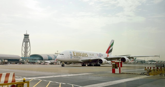 Airbus A380 von Emirates am Flughafen Dubai: Ein Superjumbo soll im Iran-Krieg bisher beschädigt worden sein.