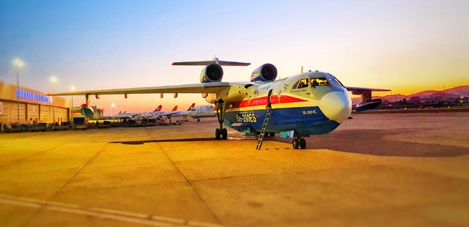 ... als Löschflugzeug ausgestattet bis zu 12.000 Liter Wasser aufnehmen.