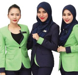 Crew von Rayani Air: Islamische Kleidung.