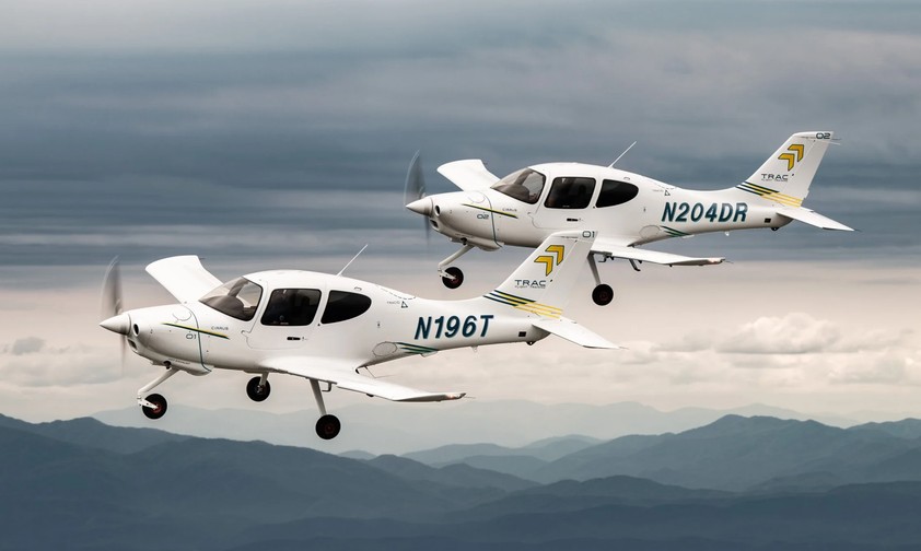 Zwei Cirrus Trac10 in der Luft: Das neue Trainingsflugzeug soll ab 2027 ausgeliefert werden.