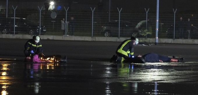 Die Rettungskräfte kümmern sich um die Verletzten - Darsteller mit geschminkten Verletzungen - zuerst direkt am Unfallort ...