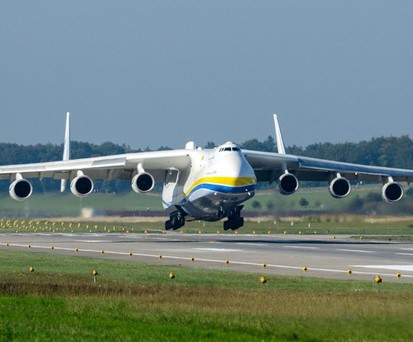 Sie hat sechs Triebwerke und es gibt sie nur ein einziges Mal weltweit: Die Antonov An-225 aus der Nähe zu besichtigen, steht auf der Bucket List von Thomas Nebel, Jojo Due und bestimmt von vielen weiteren Flugzeugenthusiasten.