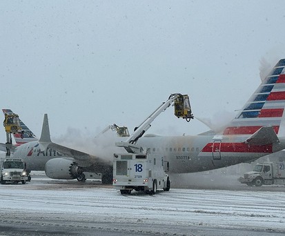 American-Airlines-Flugzeuge werden enteist: Ein Wintereinbruch für zu hunderten von Flugausfällen.