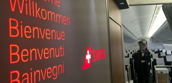 Der Eingangsbereich der Flugzeuge wurde farblich neu gestaltet. Insgesamt ist die Kabine in dezenten, geschmackvollen Farben gehalten. Holzverkleidungen erwecken einen hochwertigen Eindruck – auch in der Economy.