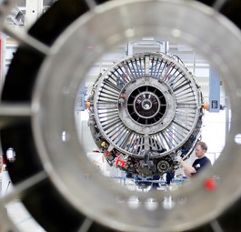 Wartung bei Lufthansa Technik: Das Unternehmen muss sparen.