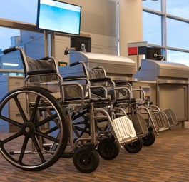 Rollstühle an einem Flughafen: American Airlines muss Millionen zahlen.
