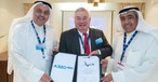 Unterzeichnung in Dubai (v.l.n.r.): Hamad Al-Tuwaijri (Golden Falcon Aviation), John Leahy (Airbus), Ali Al Fouzan (Wataniya Airways)
