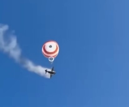 Cirrus SR22 fängt im Flug Feuer: Der Pilot wurde durch den integrierten Fallschirm gerettet.