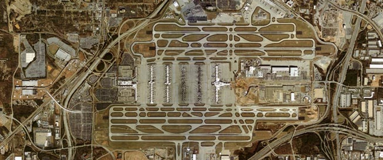 Der Hartsfield-Jackson Atlanta International Airport besitzt heute fünf parallele Pisten. Eine sechste ist geplant.