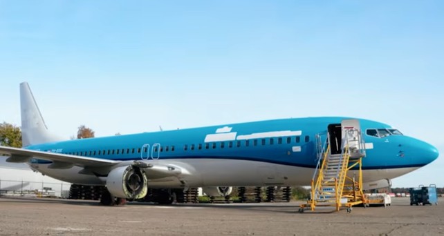 Boeing 737-800 vom KLM: Die PG-BXK wird zerlegt.
