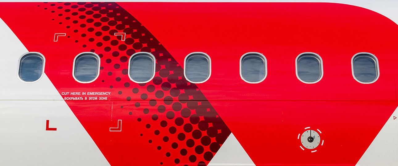 Fensterpartie eines Superjet 100 von Red Wings: Der Flottennachschub verzögert sich.