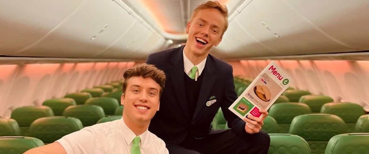 Zwei Flugbegleiter von Transavia: Die Billigairline hat gegen das Mindestlohngesetz verstoßen.
