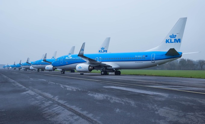 KLM-Flugzeuge auf der Landebahn: Die Jets stehen auf inaktiven Pisten.
