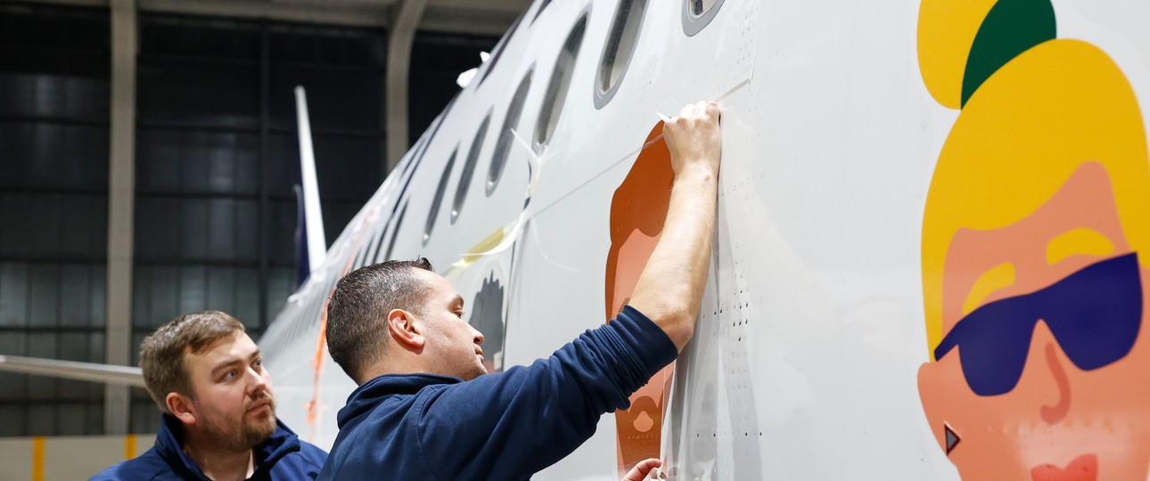 Die Beklebung sieht anders aus als bisherigen Fanhansa-Flieger.