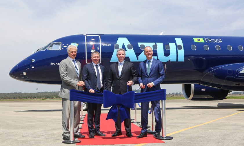 Glückliche Gesichter bei Azul und Embraer: Die Billigairline hat ihre erste E195-E2 erhalten.