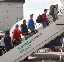 Passagiere steigen in einen Flieger am Flughafen Hahn: Geht der Airport bald an die HNA Group?