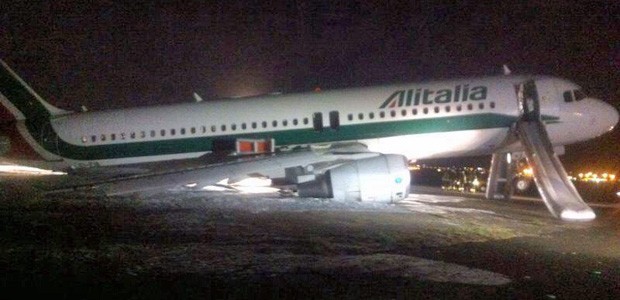 Flugzeug nach der Bruchlandung: Niemand wurde verletzt.