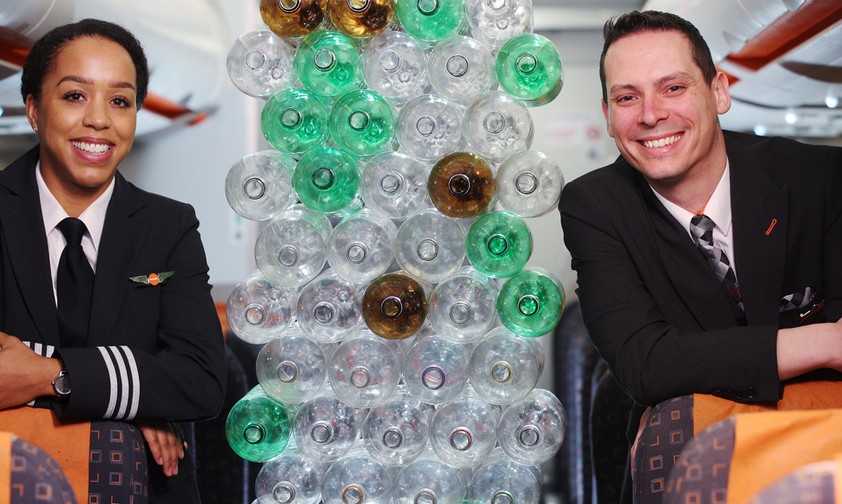 Pilotinnen und Flugbegleiter tragen künftig Plastikflaschen