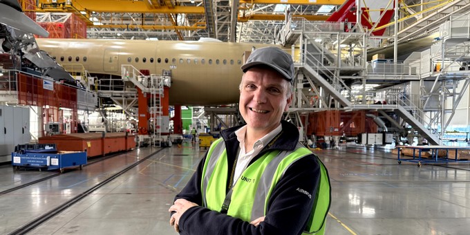 «Es ist wie Lego spielen – aber uns fehlen manchmal die Bausteine», sagt Louis-Ponthus Rochot, Mitglied des Airbus-Teams für die A350-Produktion.