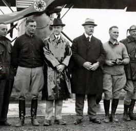 Empfang in Washington: US-Präsident Calvin Coolidge (3. von links im Regenmantel) begrüßte die Piloten auf dem Flugfeld von Washington persönlich.