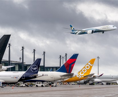 Jets verschiedener Airlines am BER und eine Boeing 787 von Oman Air in der Luft: Künftig auch im Flugplan?