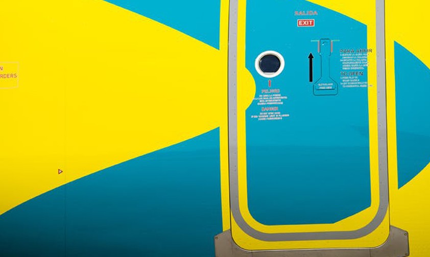 Eine Flugzeugtür von Viva Air: Die Fluggesellschaft darf nun doch von Avianca übernommen werden.