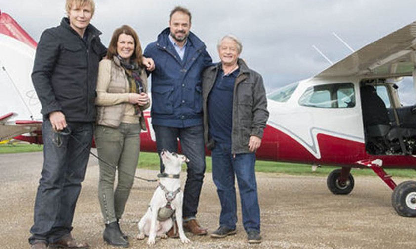 Filmcrew mit Hund: Schafft er es, ein Flugzeug zu steuern?