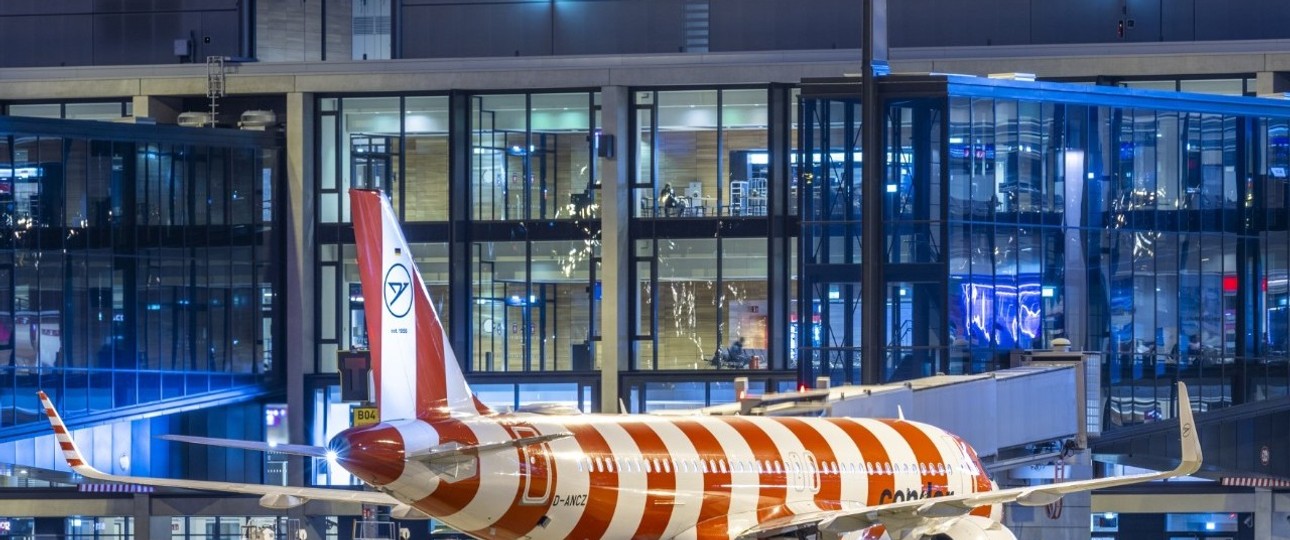 A320 Neo von Condor am BER: Reisende aus Berlin profitieren vom Codeshare-Abkommen des Ferienfliegers mit Emirates.