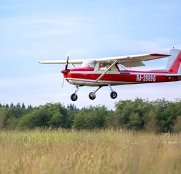 Eine Cessna 150: Das Kleinflugzeug im Flug.