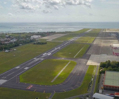 Der aktuelle Flughafen von Bali aus der Luft: Es gibt nur eine Piste.