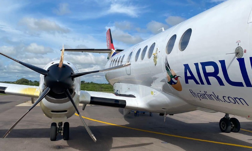 Die beschädigteBAE Jetstream 41 von Airlink: Am Propeller ist infolge eines Vogelschlages das obere Blatt abgebrochen.
