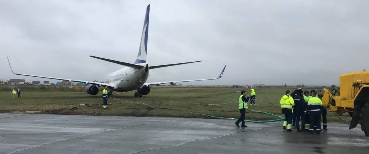 Der Flieger von Anadolujet in Perm: Muss von der Wiese geschleppt werden.