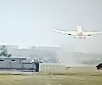 Der Moment, als die Boeing 787 abhebt: Wenig später begann sie schon wieder zu sinken.