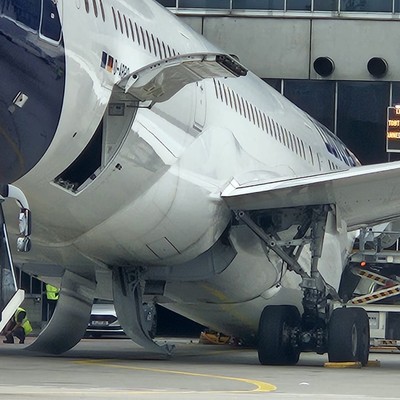 Die D-ABPQ liegt auf der Nase: Die Boeing 787-9 sollte nach Los Angeles fliegen.