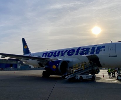 Ein Airbus A320 Neo von Nouvelair am Flughafen Düsseldorf. Der Jet ...