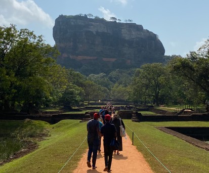 Sri Lankas wortwörtlich größte Sehenswürdigkeit: Sigiriya. Wer hinauf will, ...