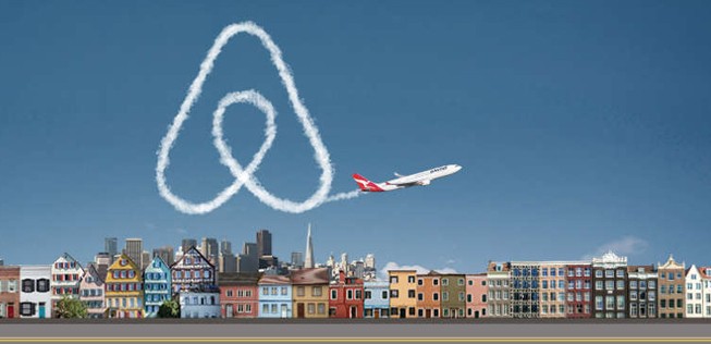 Eine Qantas-Maschine malt das Airbnb-Logo in den Himmel. So werben die Partner für sich.