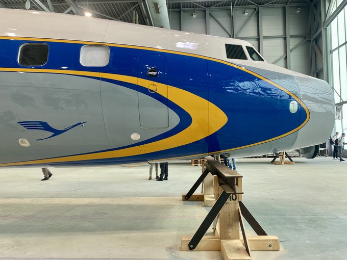 Das Flugzeug, das nun lackiert wurde, ist aus drei verschiedenen Super Stars zusammengesetzt ...