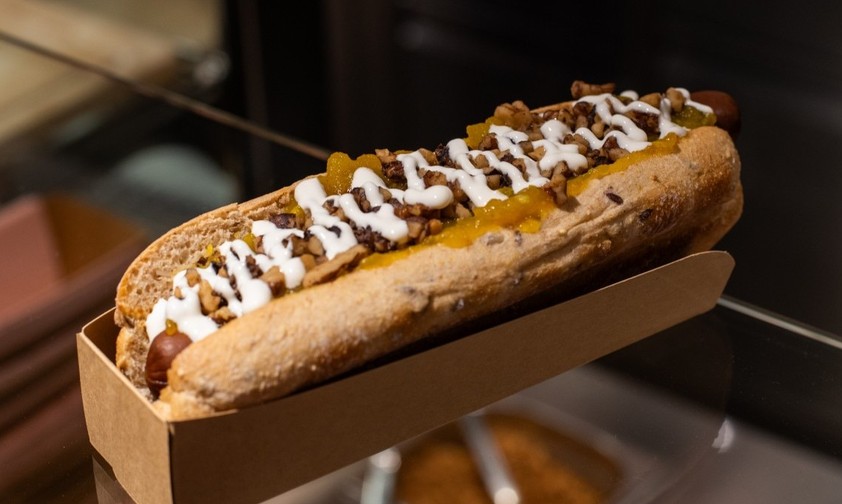 Der Hotdog Bastardo von Frau Hund: Noch bis September dürfen sich alle First-Class-Reisenden bei Swiss über den Gourmetsnack freuen. 