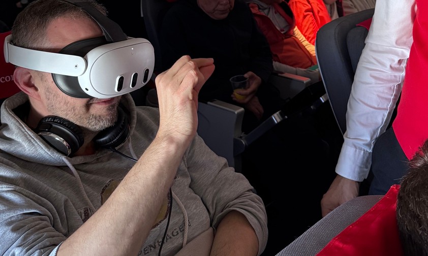 Passagier mit VR-Brille: Neues Erlebnis an Bord.