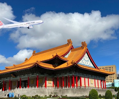 Boeing 777X in Farben von China Airlines über Taipeh (Montage): Die Airline bestellt sowohl die Passagier- als auch die Frachtversion.
