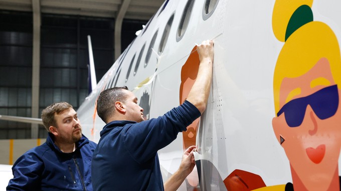 Die Beklebung sieht anders aus als bisherigen Fanhansa-Flieger.