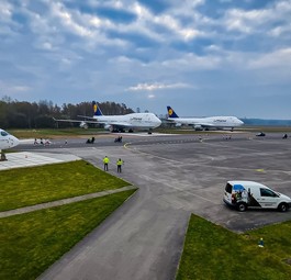 Am 18. April waren die drei Lufthansa-Jumbos (im Bild zwei in der Mitte zu sehen, einer rechts zu erahnen) ...